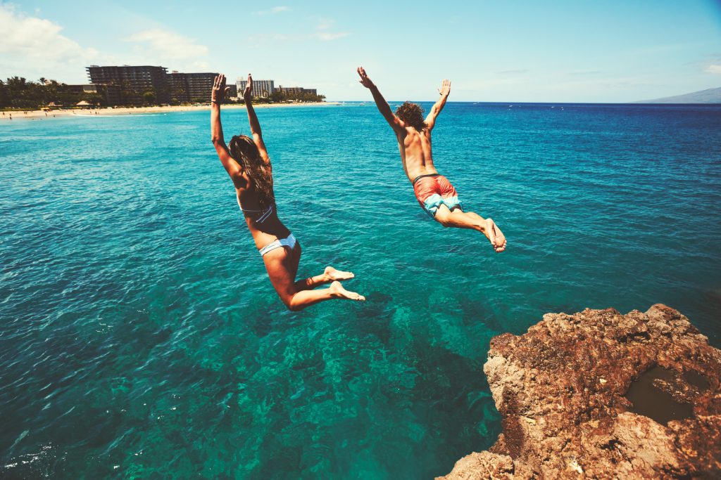 amigos saltando al oceano