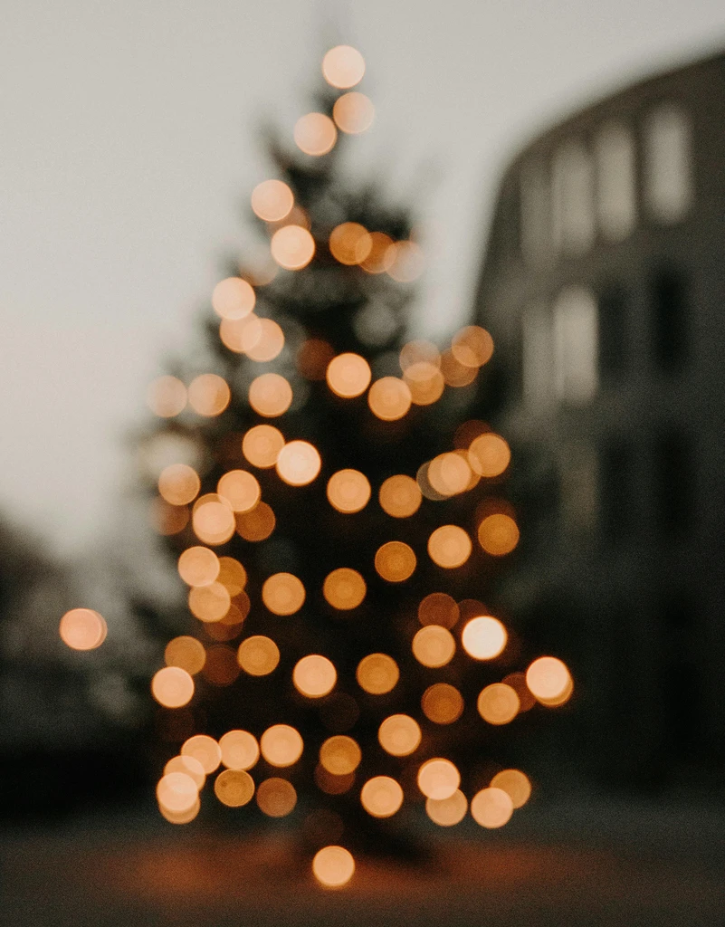 blues de Navidad arbol iluminado y desenfocado