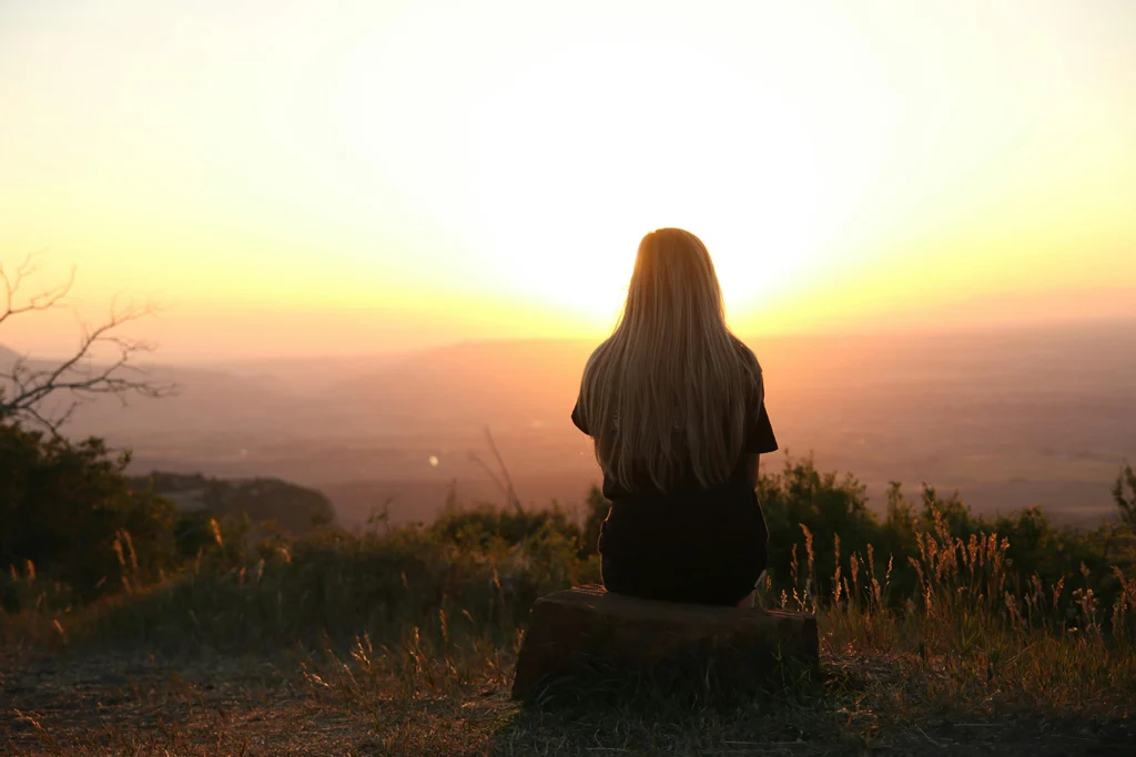 Propósitos de año nuevo. Mujer pensando mientras mira al horizonte.
